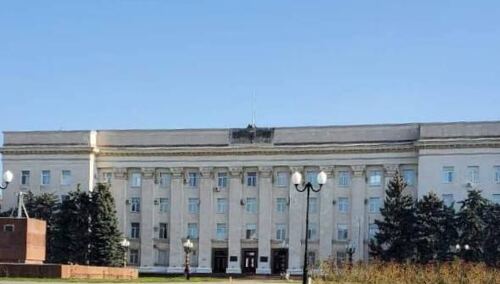 Siedziba okupacyjnych władz w Chersoniu. Uwagę przykuwa brak rosyjskiej flagi