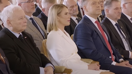 Marta Nawrocka w trakcie wręczenia potwierdzenia wyboru Karola Nawrockiego na prezydenta