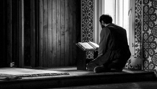 Holenderski meczet finansował ISIS? Imam oraz sekretarz podejrzani o wspieranie terrorystów