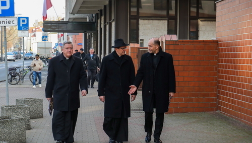 Od lewej: abp Józef Kupny, zastępca przewodniczącego KEP; abp Tadeusz Wojda, przewodniczący KEP; o. Leszek Gęsiak, rzecznik KEP