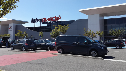 Intermarche znów obchodzi ustawę o wolnych niedzielach. Sklep ogłosił się… czytelnią