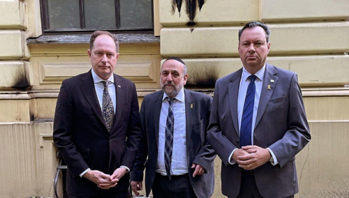 Mark Brzezinski, Michael Schudrich i Jakow Liwne pod uszkodzeniem elewacji Synagogi Nożyków w Warszawie