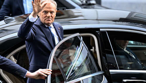 Donald Tusk wchodzący do samochodu