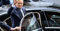 Donald Tusk wchodzący do samochodu
