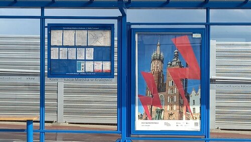 plakat z czerwonymi piorunami na tle Bazyliki Mariackiej w Krakowie