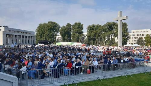 Tłumy osób przed Świątynią Opatrzności Bożej w Warszawie