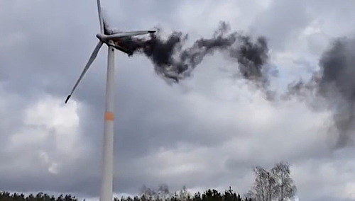 „Wyraźnie promieniuje zielonym ładem”. Awaria turbiny wiatrowej. Szyderstwa internautów [WIDEO]