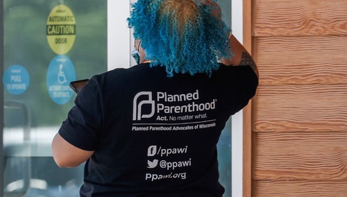 Sąd Najwyższy USA obalił aborcyjny precedens Roe vs. Wade. Żałoba w Planned Parenthood