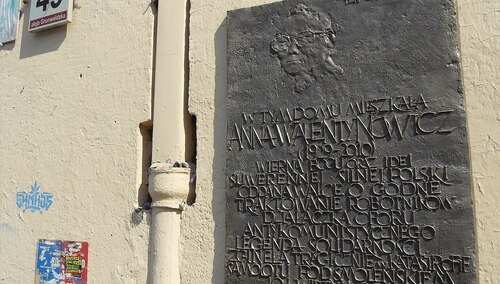 Pamiątkowa tablica w miejscu zamieszkania Anny Walentynowicz