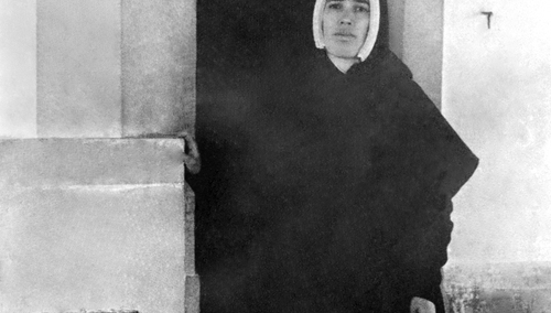 Siostra Łucja w Kaplicy Objawień, obok kolumny, wskazującej dokładnie miejsce objawień Matki Bożej, 1946 rok.