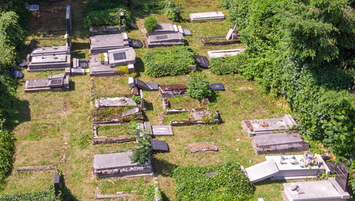 Zniszczenia na cmentarzu żydowskim w Bielsku-Białej