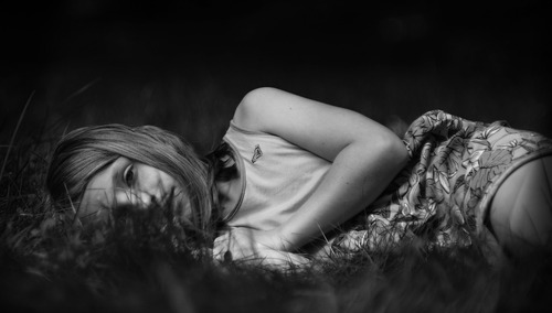 Smutna dziewczynka. Ilustracja poglądowa