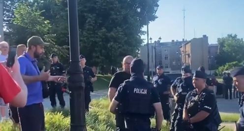 Wyzywał policjantów od "pi*d". Teraz straszy sądem