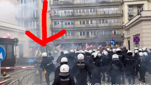 Policyjna prowokacja? Jest nagranie z policjantem rzucającym prawdopodobnie kostką brukową w rolników [VIDEO]