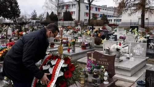 Premier Morawiecki składa wieniec na grobie Alojzego Piątka