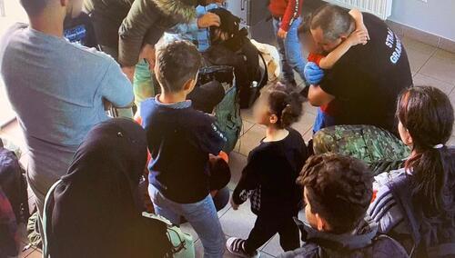 Straż Graniczna z dziećmi imigrantów