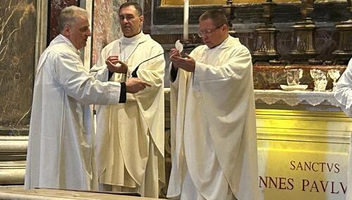 Kardynał Grzegorz Ryś, metropolita łódzki i bp Piotr Sawczuk, biskup drohiczyński, odprawiają Mszę św. przy grobie Jana Pawła II