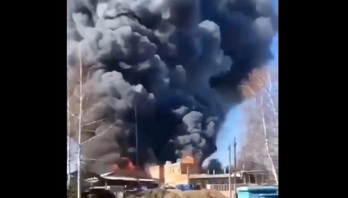 Kolejny duży pożar w Rosji. Gęsty czarny dym unosi się nad fabryką [WIDEO]