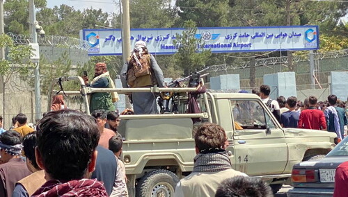 Talibowie pilnujący wejścia na lotnisko w Kabulu