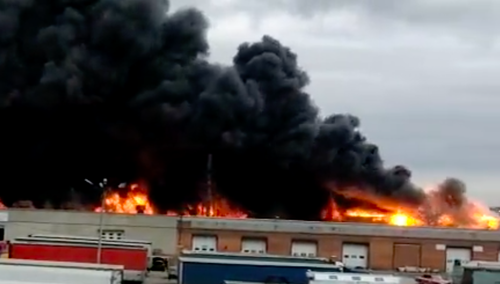 Ogromny pożar w rosyjskim Jekaterynburgu. Ogień objął 2,5 tys. metrów kwadratowych [WIDEO]