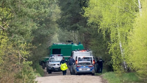Służby w pobliżu miejsca znalezienia szczątków niezidentyfikowanego obiektu wojskowego w lesie w okolicach miejscowości Zamość k. Bydgoszczy