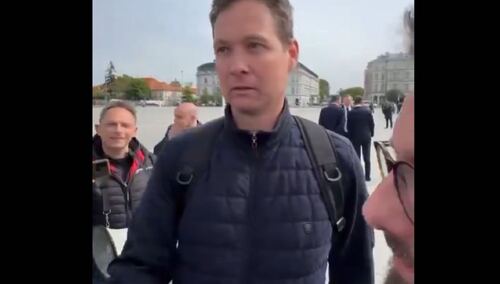 Prowokator, który uderzył z "główki" nagrywającego telefonem