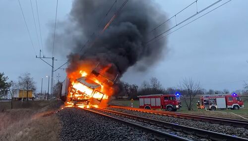 [wideo] Wielkopolska: Groźny wypadek na przejeździe kolejowym. Pociąg i ciężarówka stanęły w płomieniach