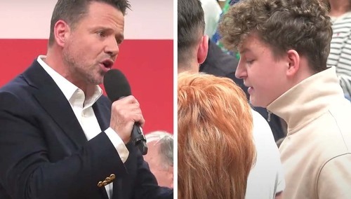 Rafał Trzaskowski oraz młody mężczyzna na spotkaniu w Kętrzynie
