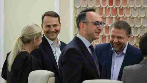 Radosław Sikorski (drugi z lewej)