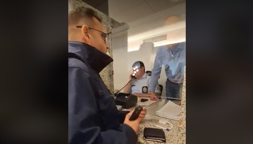 Michał Ossowski, redaktor naczelny Tygodnika Solidarność rozmawia z urzędnikiem sejmowego biura przepustek