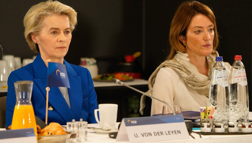 Przewodnicząca Komisji Europejskiej Ursula von der Leyen i Przewodnicząca Parlamentu Europejskiego Roberta Metsola