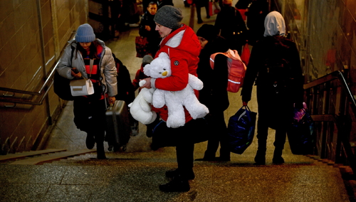Uchodźcy z Ukrainy na peronach Dworca Głównego PKP w Przemyślu