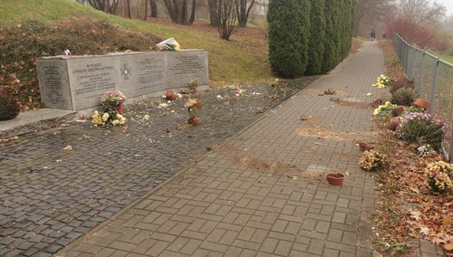 Zniszczone kwiaty i znicze przy pomniku Ofiar Katynia. Szokujący akt wandalizmu