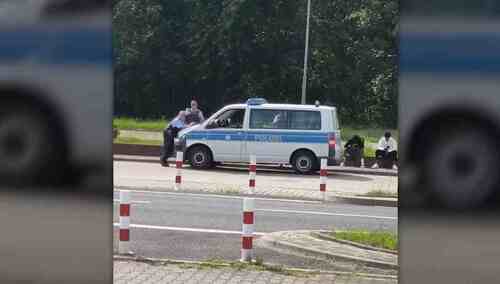 Zdjęcie jednego z mieszkańców, dokumentujące przerzut migrantów przez niemieckie służby na polską stronę.