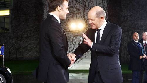 Prezydent Francji Emmanuel Macron i kanclerz Niemiec Olaf Scholz