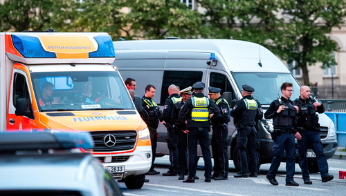 Ambulans i policja przed dworcem centralnym w Hamburgu, Niemcy