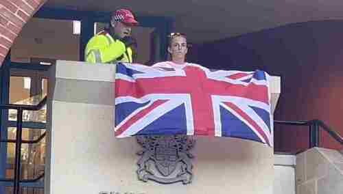 Aresztowanie Brytyjki próbującej wywiesić narodową flagę 