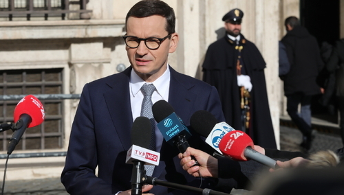 Premier Mateusz Morawiecki podczas wypowiedzi dla mediów w Rzymie