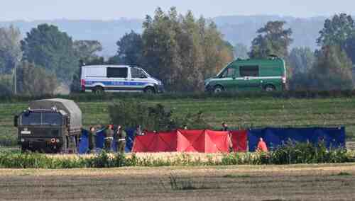 Służby w miejscu upadku rosyjskiego drona w miejscowości Oleśno