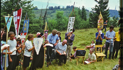Ks. Franciszek Blachnicki podczas dnia wspólnoty oaz na górze Błyszcz obok Tylmanowej, 16 sierpnia 1972 r.