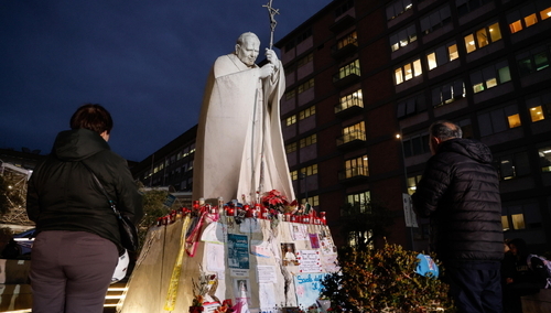 Modlitwa pod Kliniką Gemelli