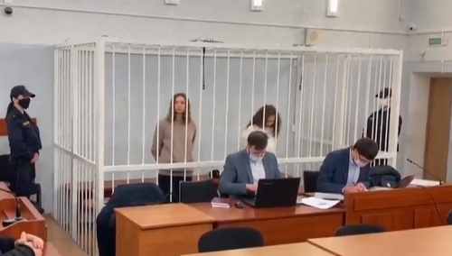 [video] Dziennikarki zamknięte w klatce. Białoruski sąd wznowił proces reporterek Biełsatu