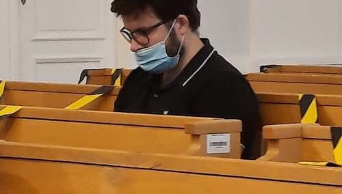 Bart Staszewski w maseczce niezasłaniającej nosa