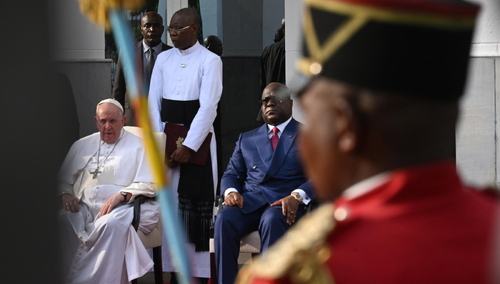 Papież Franciszek i prezydent President Felix Tshisekedi podczas ceremonii powitalnej w Kinszasie