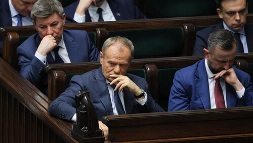 Premier Donald Tusk i wicepremier, szef MON Władysław Kosiniak-Kamysz oraz szef KPRM Jan Grabiec i minister finansów i gospodarki Andrzej Domański