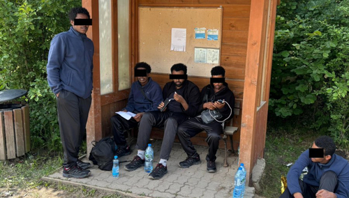 Nielegalni imigranci na przystanku w Czerlonce