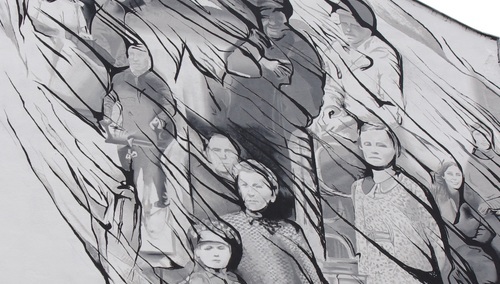 Fragment muralu „1943 Zbrodnia Wołyńska. Prawda i pamięć” odsłonięty 10 lipca, przy ul. Młynarskiej 34 w Warszawie z okazji 70 rocznicy Rzezi wołyńskiej