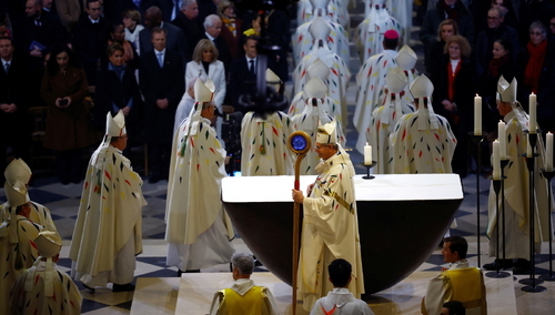 Niedzielna Msza św. w katedrze Notre Damę w Paryżu