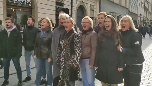 Krakowscy aktorzy wrzeszczą na ulicy. Dziwaczna demonstracja przeciwko "torturom na granicy" [VIDEO]