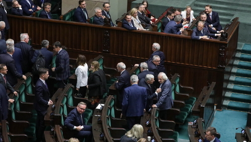 Posłowie PiS opuszczają salę obrad